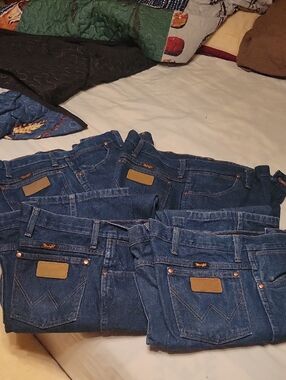 Like New 4 Pairs Of Wrangler 40x34 Blue Denim Jeans - Classic Dark Wash